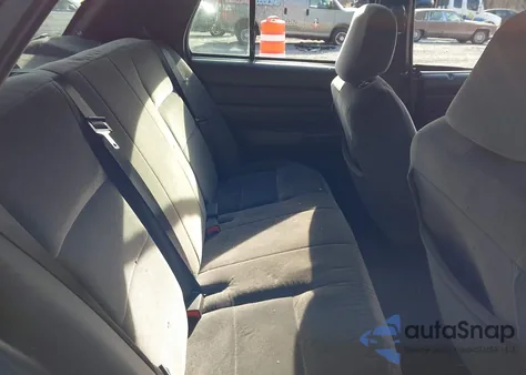 2008 Ford Crown Victoria Standard z USA, uszkodzony, nr VIN 2FAFP73V38X134803